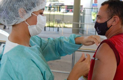 Vacina bivalente vai estar disponível para população acima de 40 anos na segunda